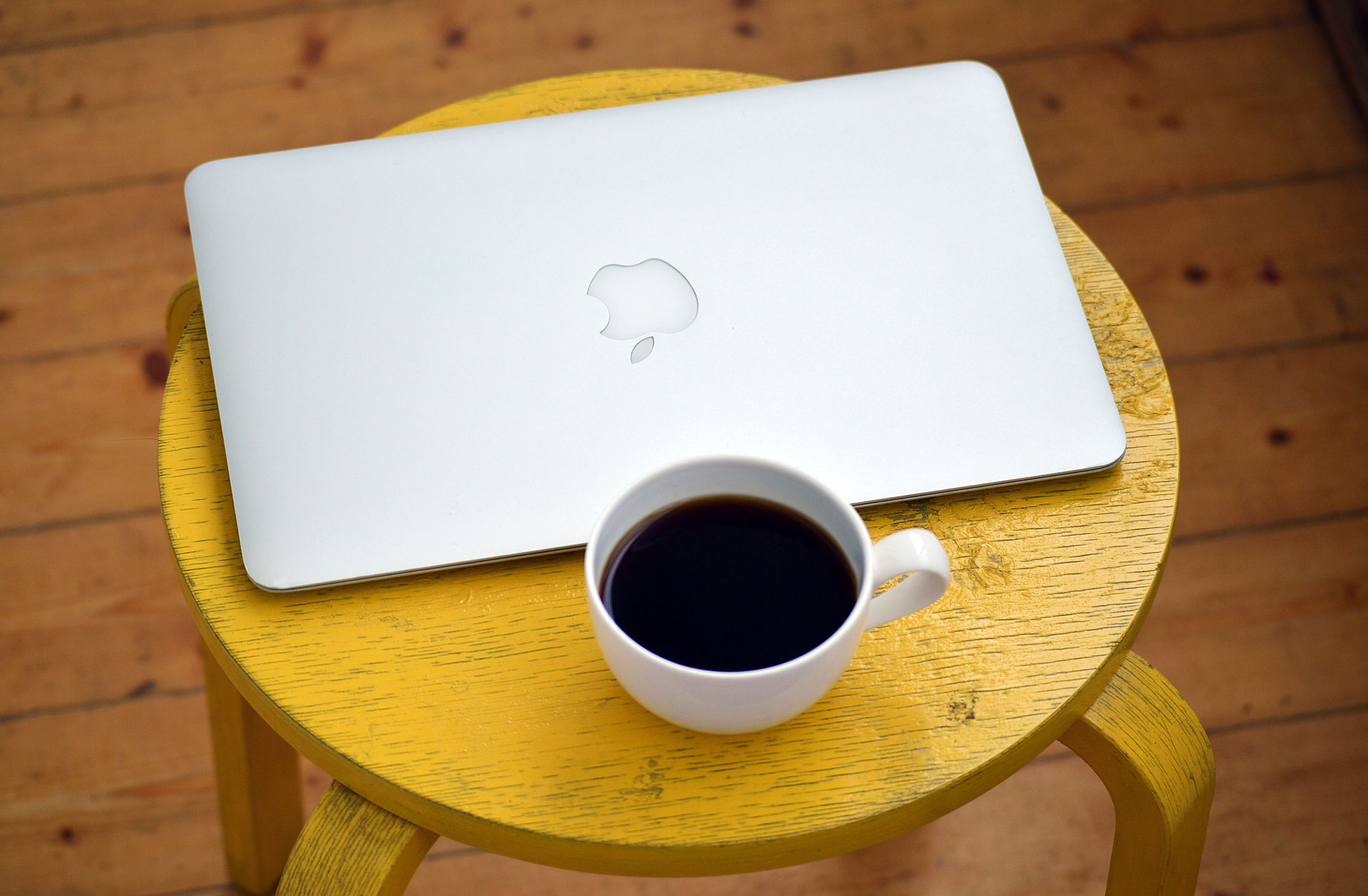 laptop-computer-coffee-yellow-163145-1920px.jpg